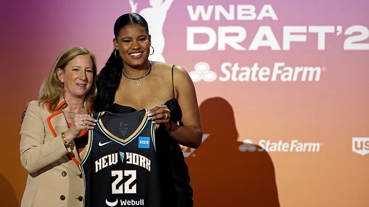 Nyara Sabally mit WNBA-Chefin Cathy Engelbert und dem Trikot ihres neuen Teams.