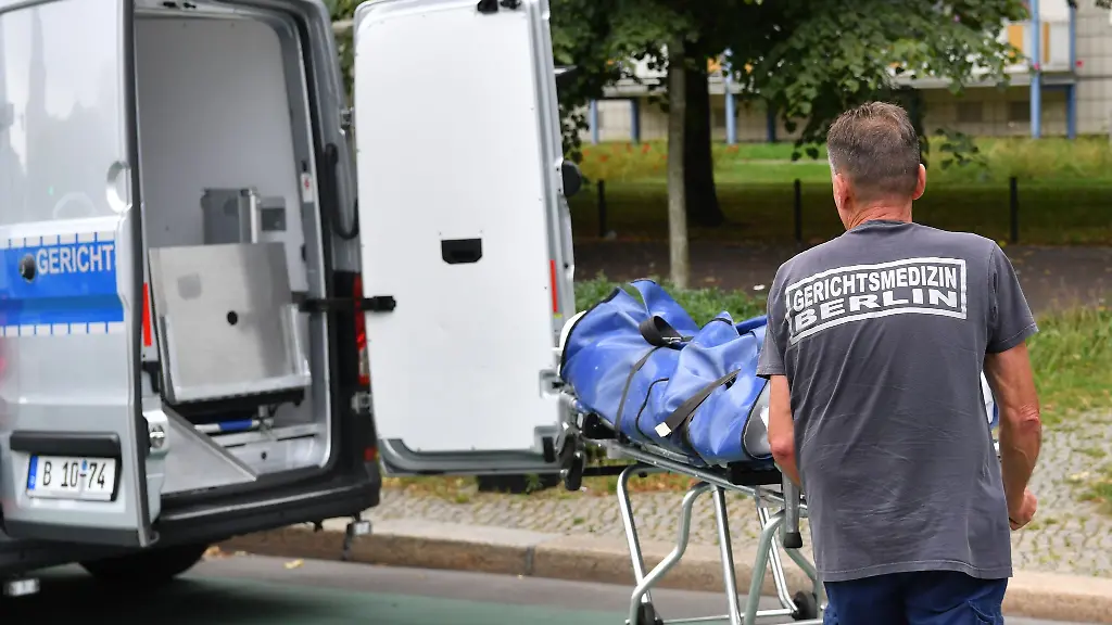 Ein-Mitarbeiter-der-Gerichtsmedizin-transportiert-nach-einem-toedlichen-Unfall-die-Leiche-ab