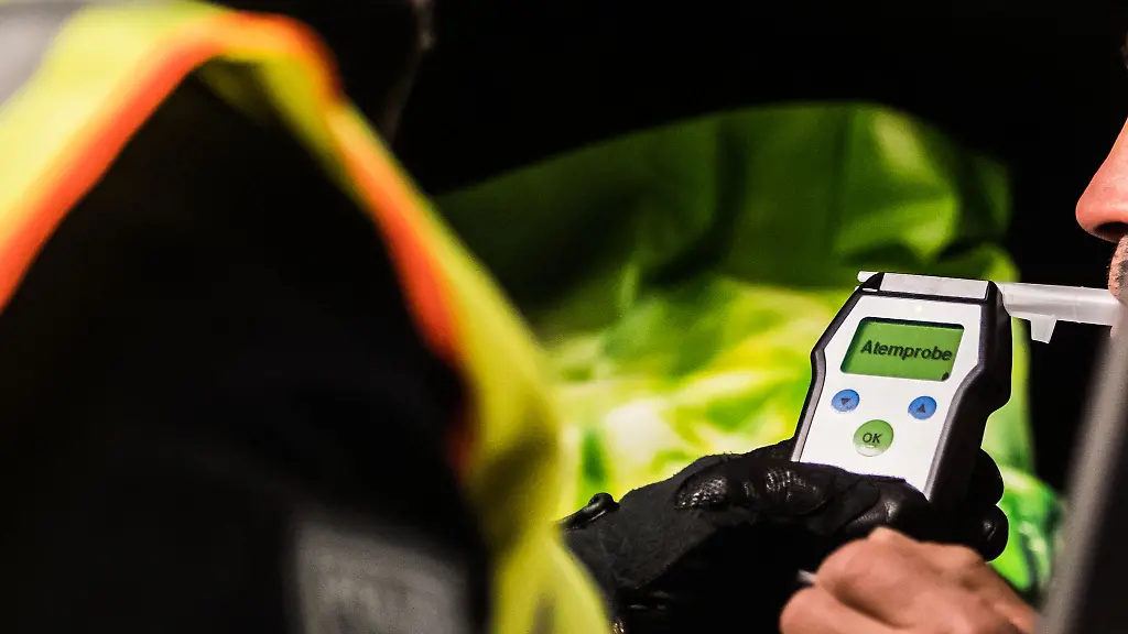 Ein-34-Jaehriger-ist-betrunken-mit-seinem-Auto-vor-der-Polizei-geflohen