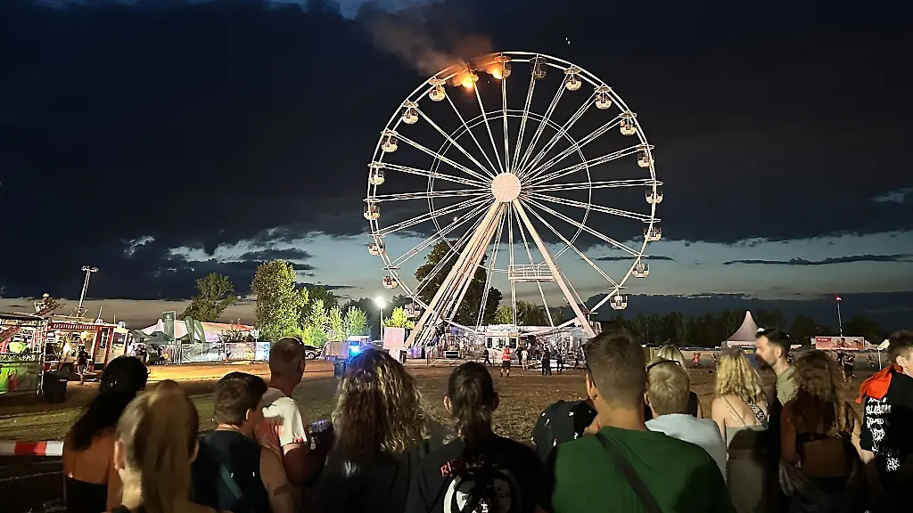 Feuer-an-Riesenrad-beim-Highfield-Festival