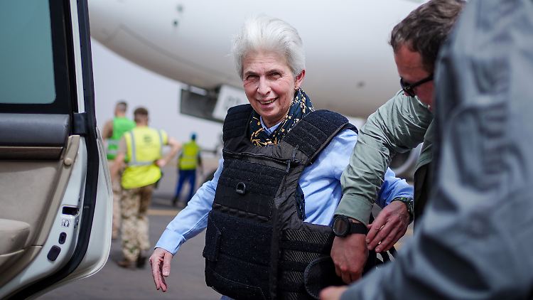 Die FDP-Sicherheitsexpertin Strack-Zimmermann während ihres Besuchs in Mali am vergangenen Freitag.