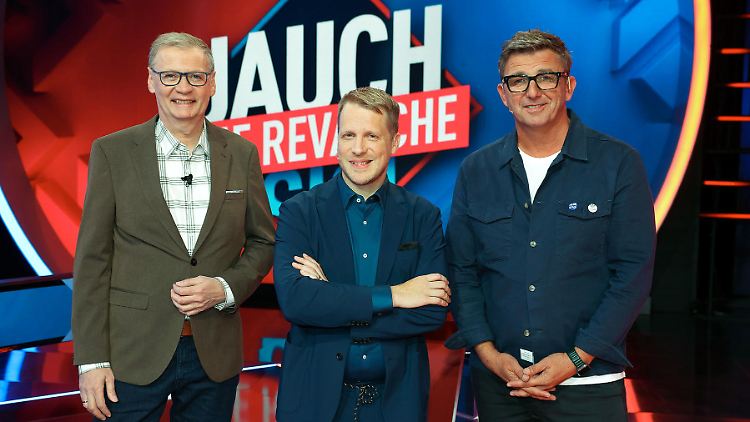Günther Jauch (l.), Quizmaster, trat gegen Hans Sigl (r.), TV-Arzt, an. In der Mitte steht Moderator Oliver Pocher.