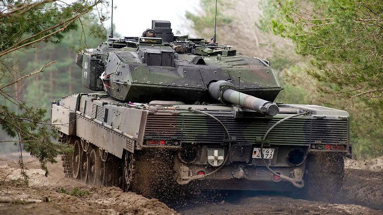 Kampfpanzer vom Typ Leopard 2 A7V bei einer Übung auf dem Truppenübungsplatz in Munster.