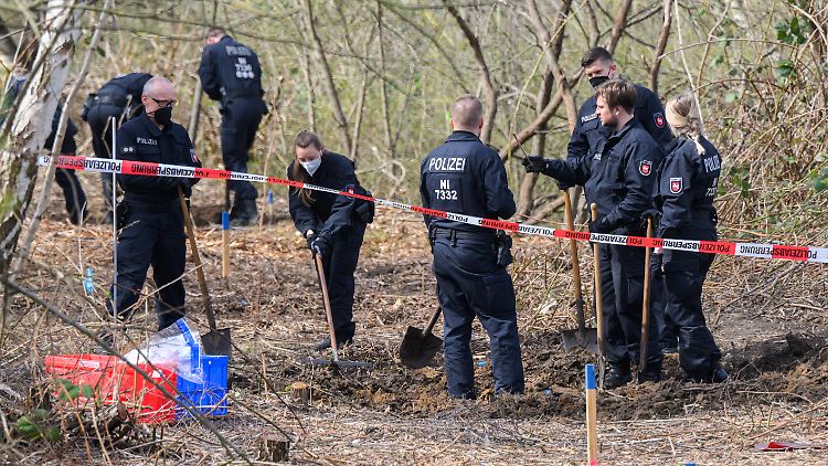 Mehrere Ermittler suchten das Waldstück auch mit Spaten ab.
