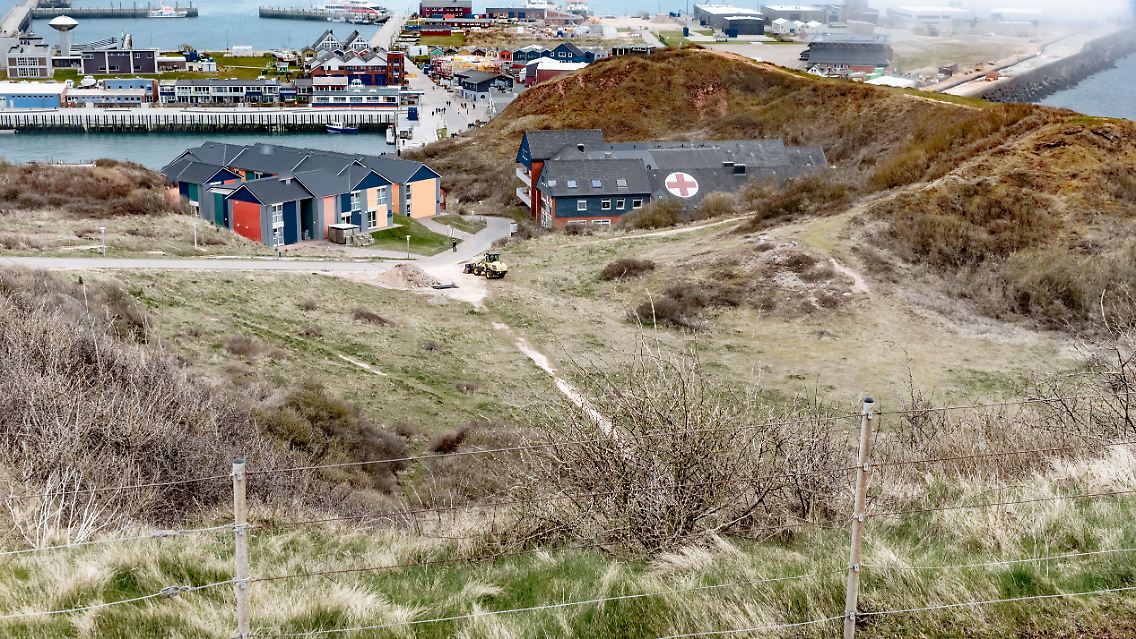 Doch er habe seiner Familie voller Freude berichten können: "Helgoland steht, Helgoland steht. Nur die Südspitze ist kaputt." Sie hätten nun Hoffnung gehabt, irgendwann zurückkehren zu können.