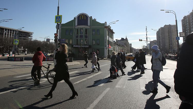 Ähnlich wie viele andere westliche Unternehmen hat McDonald's seine rund 850 Filialen in Russland vorübergehend geschlossen. 