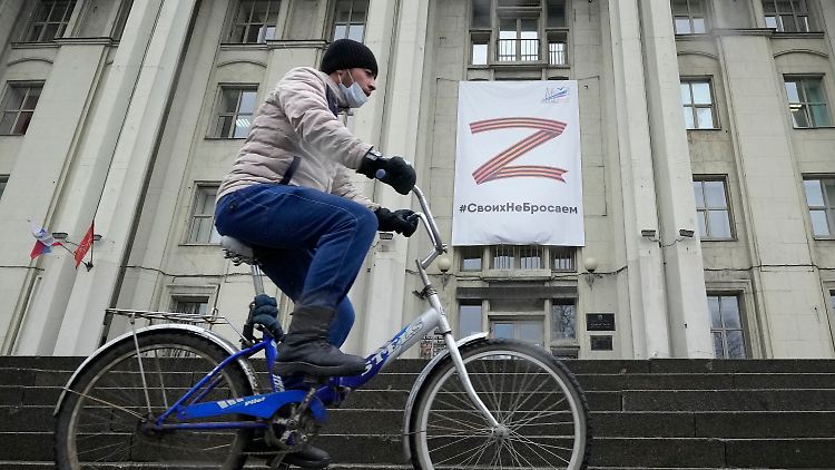 Ein russisches Hakenkreuz? In der Kreml-Propaganda spielt das "Z" eine zentrale Rolle.