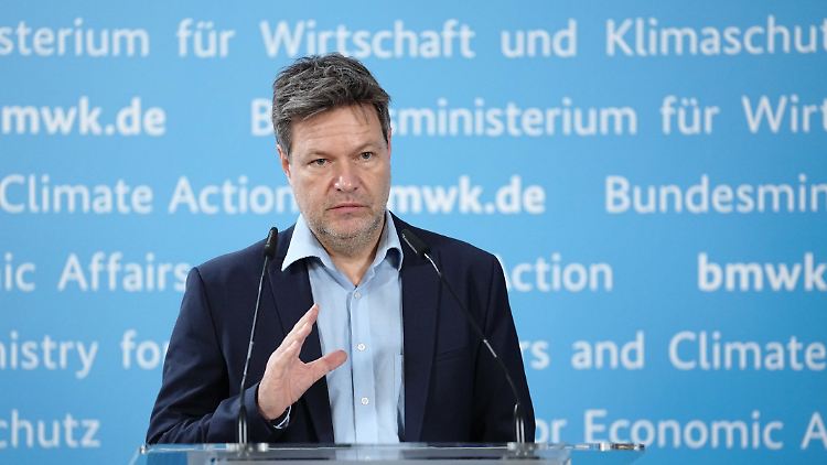 Die Einsetzung der Bundesregierung als Treuhänderin bei Gazprom Germania hatte Habeck mit unklaren Rechtsverhältnissen und einem Verstoß gegen Meldevorschriften begründet.