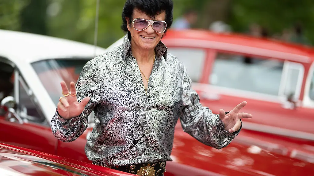 Der-Elvis-Fan-Lello-Marino-praesentiert-sich-auf-dem-Elvis-Festival-in-Bad-Nauheim