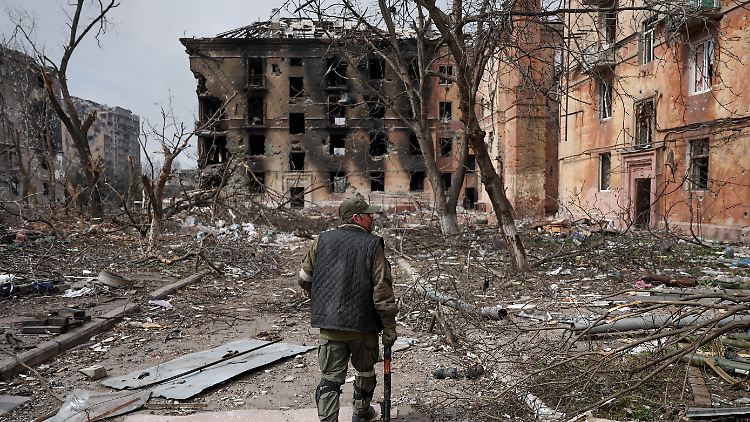 Bild der russischen Armee: Ein Soldat inspiziert das "befreite" Mariupol.