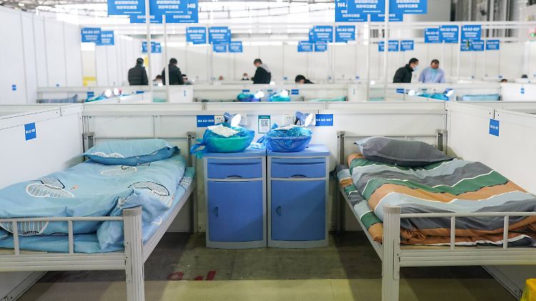 Ein Tisch, ein Bett: So sehen Quarantänezentren in Shanghai aus.