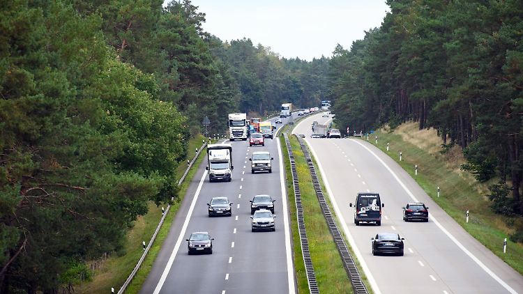 Sie pendeln mit dem Geschäftsauto zwischen Wohnung und Arbeitsstelle? Dann müssen Sie diese Fahrten versteuern.