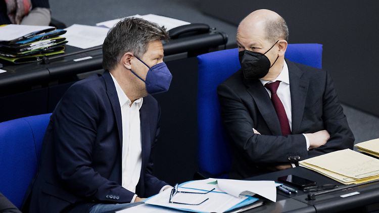 Vizekanzler Habeck will schnell Waffen liefern, Kanzler Scholz hält sich zurück.