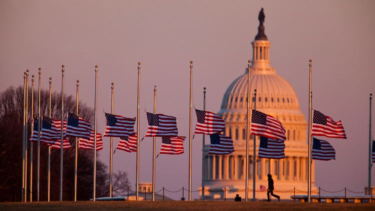 Auf Halbmast: Die USA trauern um die Toten in Arizona und suchen zugleich nach den Gründen für die Tat.