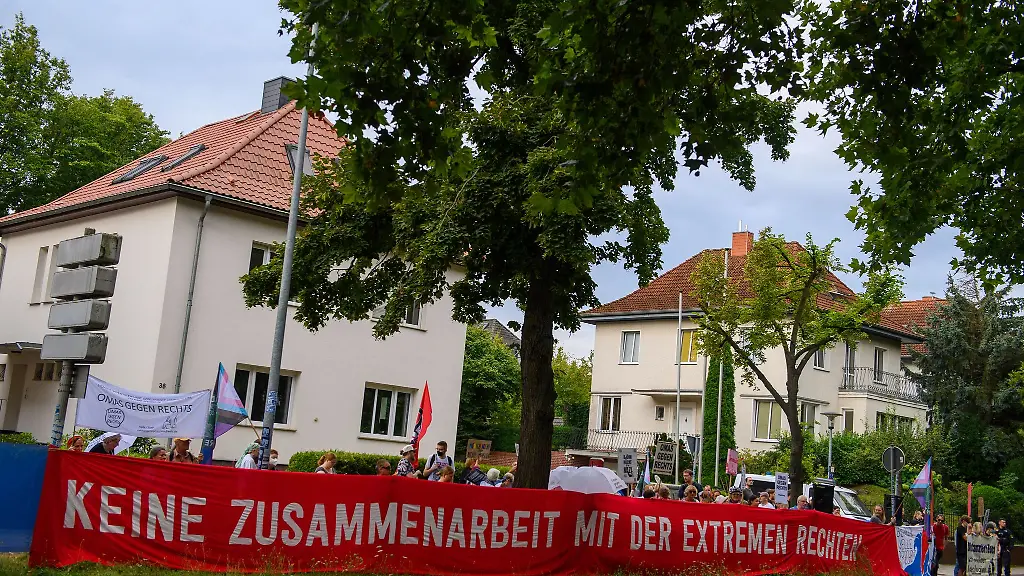 Inzwischen-ein-gewohntes-Bild-Demonstranten-am-Rande-des-AfD-Parteitags