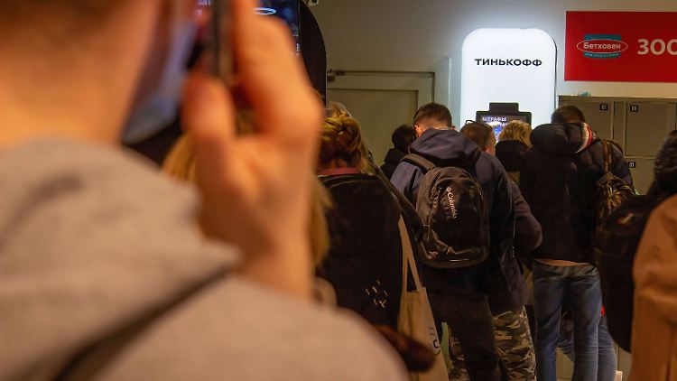 An den Automaten, die noch funktionieren, hatten sich auch vor der Ankündigung der Kreditkarteninstitute Anfang März teils bereits lange Warteschlangen gebildet.