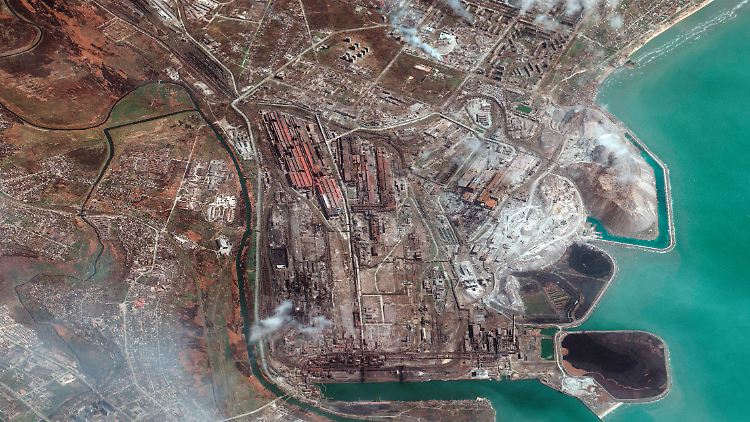 Blick auf das Industriewerk Asowstal in der belagerten Stadt Mariupol. 