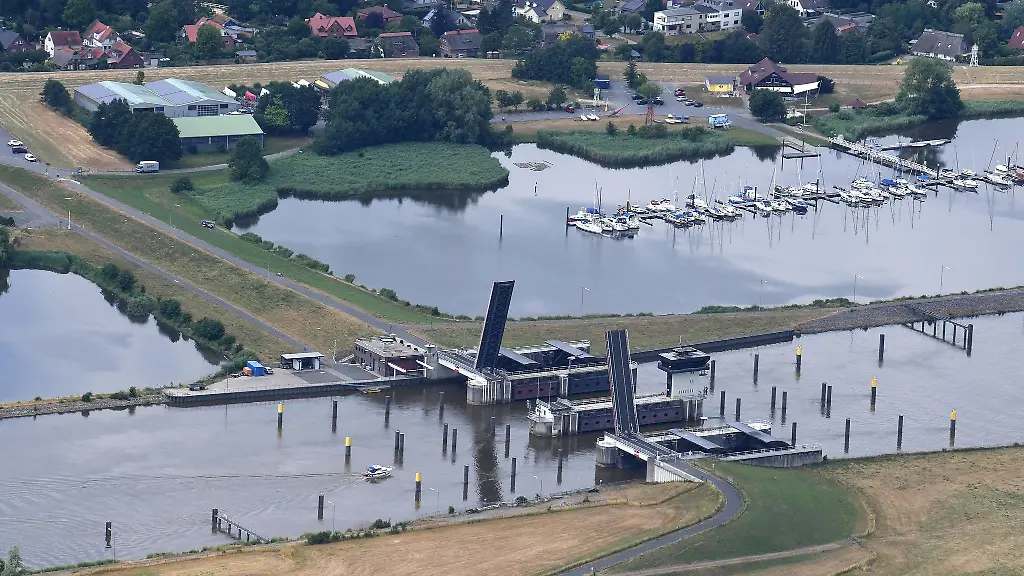 Nach-Modernisierungsarbeiten-soll-die-Klappbruecken-des-Huntesperrwerks-wieder-fuer-Fussgaenger-und-Radfahrer-passierbar-sein