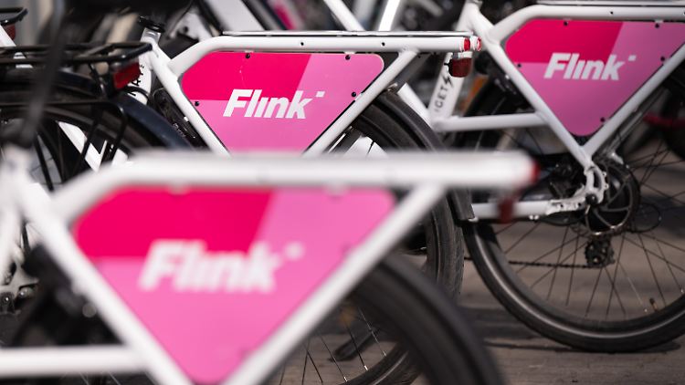 Um Lebensmittel innerhalb weniger Minuten liefern zu können, brauchen Lieferdienste wie Flink schnelle Fahrer und viele kleine Lager.