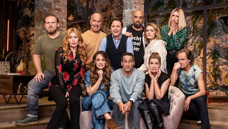 Comedy-Kollegen bei "LOL - Last One Laughing": Herbig (Mitte stehend) und Nontschew (Mitte sitzend).