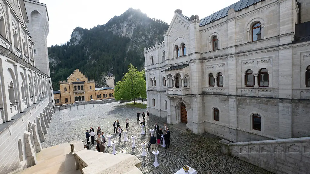Im-August-finden-im-oberen-Schlosshof-von-Schloss-Neuschwanstein-Konzerte-unter-freiem-Himmel-statt