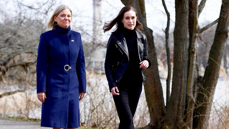 Die finnische Regierungschefin Sanna Marin (r.) hält eine Abstimmung über eine NATO-Mitgliedschaft binnen Wochen für möglich. Schwedens Ministerpräsidentin Magdalena Andersson schließt dies auch nicht aus. 