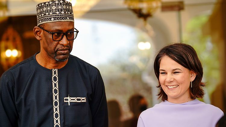 Außenministerin Baerbock wird in Bamako von Abdoulaye Diop (l), Übergangsaußenminister der Republik Mali, empfangen.