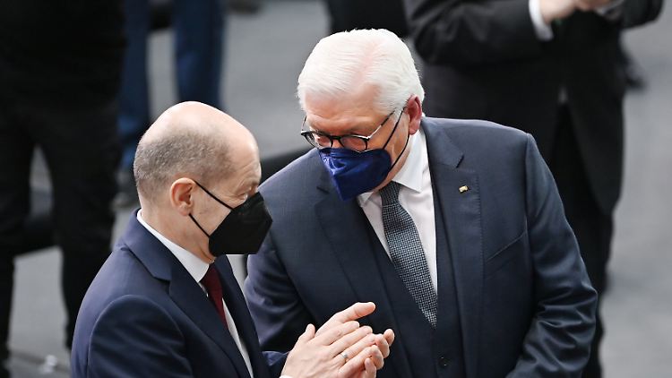 Bundeskanzler Scholz reagiert "irritiert" auf die Ausladung von Bundespräsident Steinmeier durch die Ukraine. 