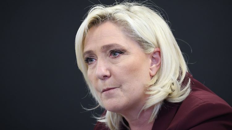 Marine Le Pen stellte auf einer Pressekonferenz ihre außenpolitische Vorhaben vor. Vieles würde anders, das bekäme vor allem Deutschland zu spüren. 