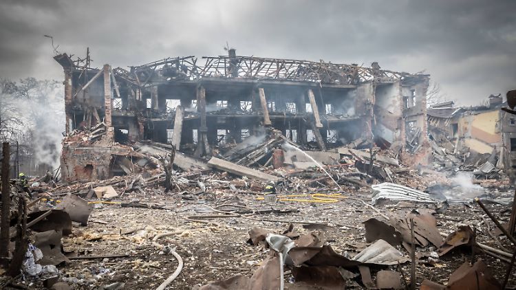 Ein beim russischen Angriff total zerstörtes Gebäude in Dnipro.