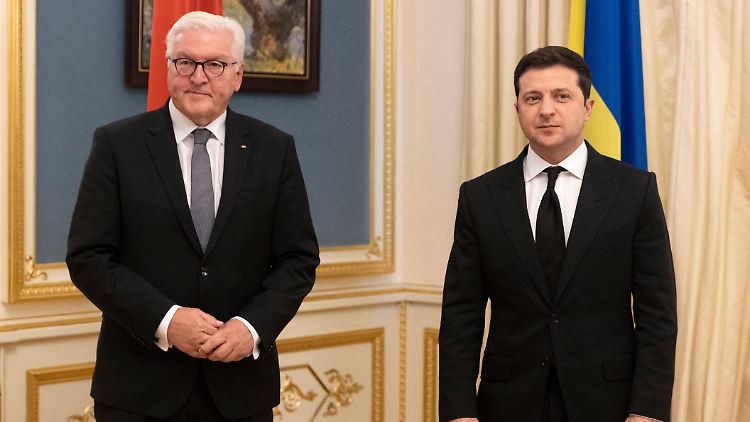 Im Vorjahr war Bundespräsident Steinmeier noch gern gesehener Gast in Kiew. Seine Ausladung durch den ukrainischen Präsidenten Selenskyj bestimmt derzeit die Debatte in Deutschland. 
