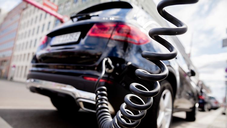 Klimafreundlicher sind Plug-in-Hybride, wenn sie hauptsächlich mit Strom betrieben werden. Auf Langstrecken kommt aber meist der Verbrenner zum Einsatz. 