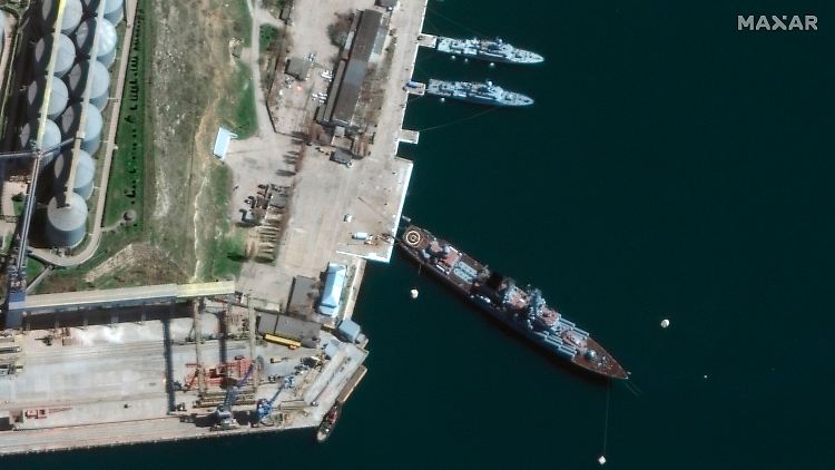 Dieses Satellitenfoto von Maxar Technologies zeigt den Raketenkreuzer "Moskwa" im Hafen von Sewastopol. 