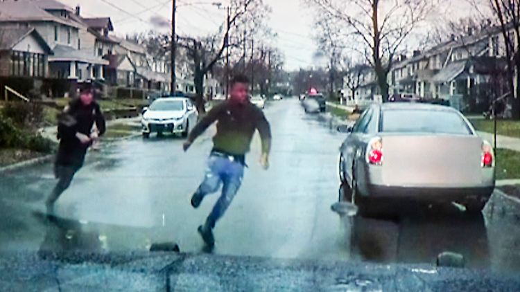 Videos zeigen, wie Lyoya sich nach einer Führerscheinkontrolle von dem Polizeibeamten entfernte.