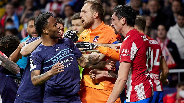 Stefan Savic (r.) verpasste Raheem Sterling (l.) eine Kopfnuss.
