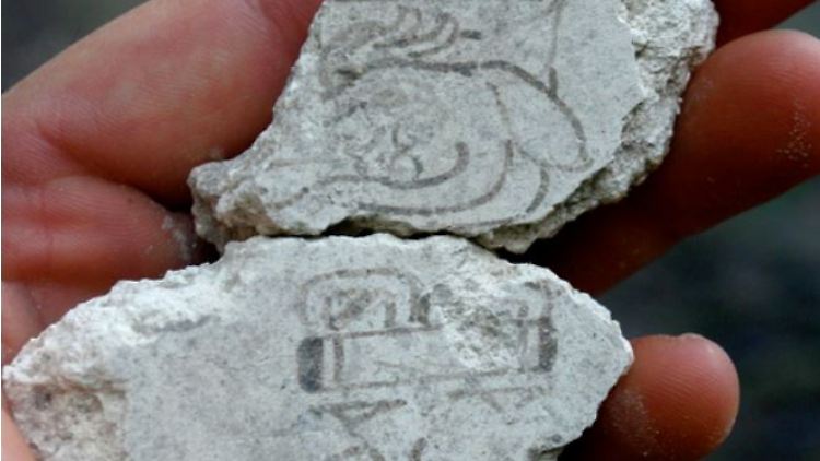 Die ausgegrabenen Fragmente sind von großer Bedeutung für die Archäologen.