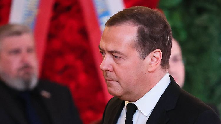 Im Falle einer NATO-Erweiterung müsse das "Gleichgewicht hergestellt werden", begründete Medwedew.