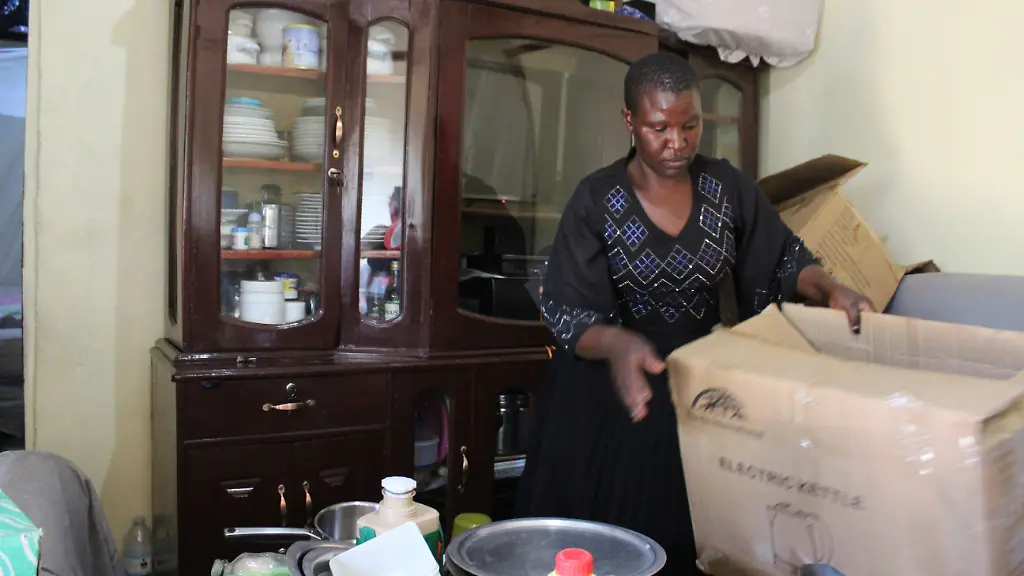 Proscovia-Nabafu-packt-ihre-Habseligkeiten