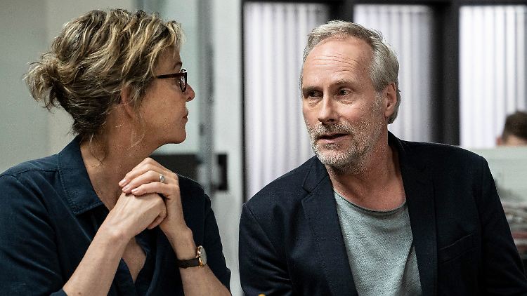 Anna Janneke (Margarita Broich) und Paul Brix (Wolfram Koch) fühlen der Familie auf den Zahn.
