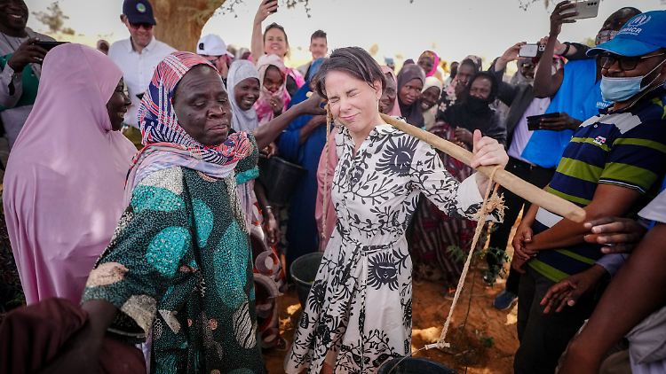 Die Außenministerin lässt sich bei ihrem Aufenthalt in Niger zeigen, welche Lasten Frauen bei der Hitze tragen müssen.