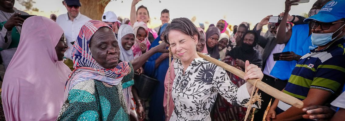 Die Außenministerin lässt sich bei ihrem Aufenthalt in Niger zeigen, welche Lasten Frauen bei der Hitze tragen müssen.