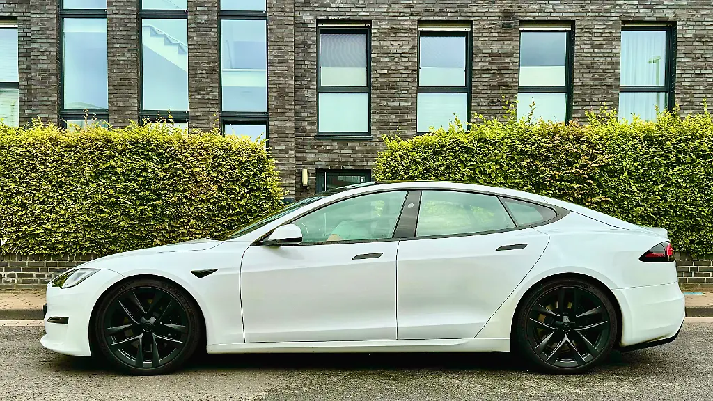 Tesla-Model-S-LR-SE