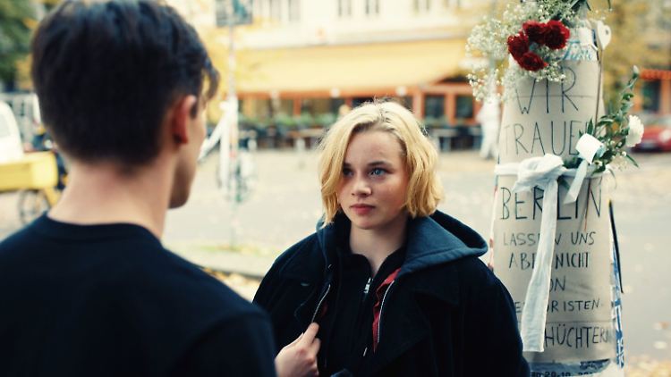 Maxi Baier (Luna Wedler) trifft auf den ominösen Karl (Jannis Niewöhner).