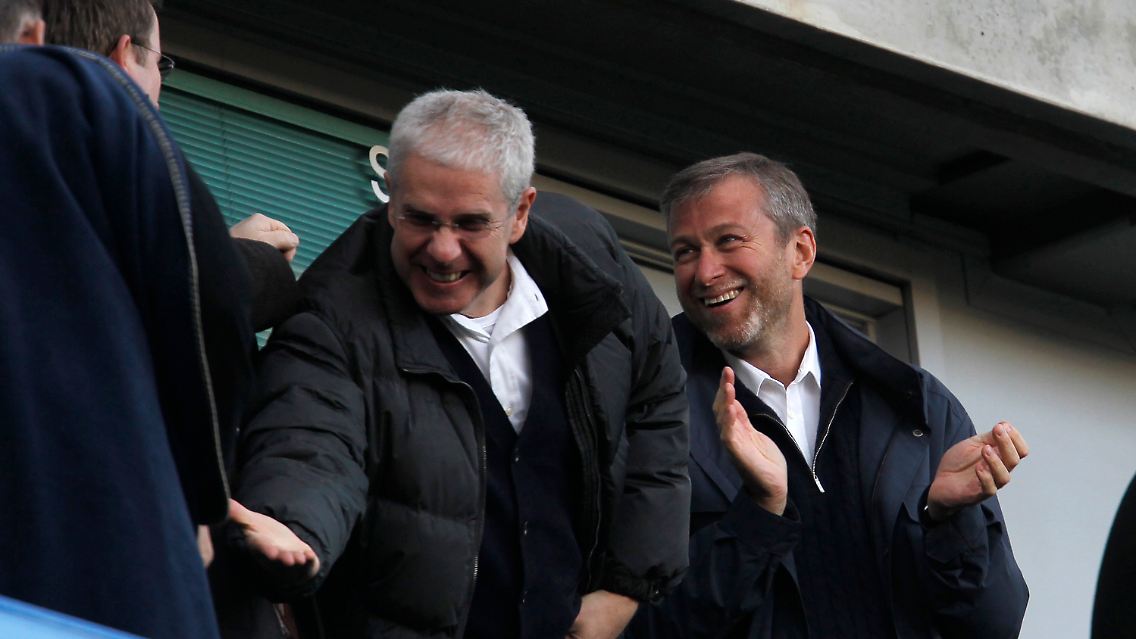 Eugene Tenenbaum (links) und sein Geschäftsfreund Roman Abramowitsch im Stadion im Jahr 2012.