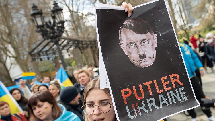 Putin verfolge Prinzipien, die von Hitler und anderen Diktatoren eingeführt wurden, heißt es.