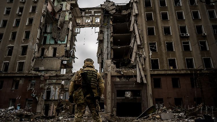 Ein ukrainischer Soldat steht vor dem zerstörten Gebäude der Regierungsverwaltung in Mykolajiw, einer Stadt im Süden der Ukraine.
