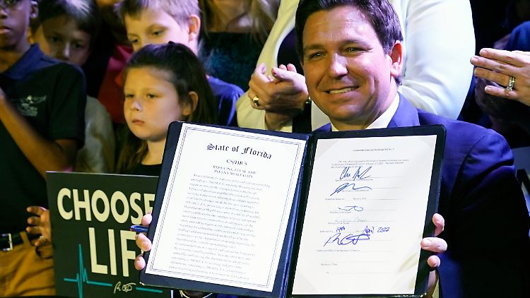 Der republikanische Gouverneur Ron DeSantis unterzeichnete ein Gesetz, das im Bundesstaat Florida Schwangerschaftsabbrüche nach der 15. Woche fast vollständig verbietet. 