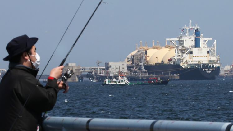 Bald ein gewohntes Bild an deutschen Küsten? Ein LNG-Tanker liegt vor Anker.