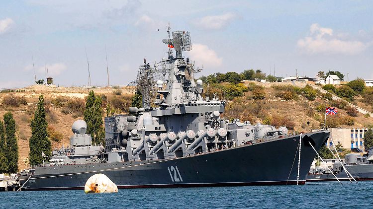 Die russische Führung behauptet, alle Matrosen der gesunkenen "Moskwa" seien gerettet worden. Recherchen unter anderem von Meduza legen nahe, dass mindestens 37 der Matrosen tot seien und viele weitere als vermisst gelten. 