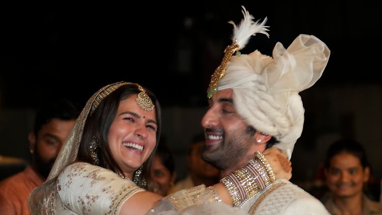 Alia Bhatt und Ranbir Kapoor sollen sich am Set ihres ersten gemeinsamen Filmes, "Brahmastra", verliebt haben.